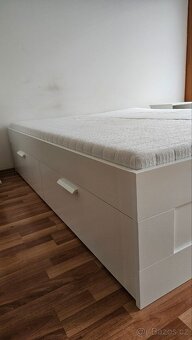 Prodám postel + rošty + matrace BRIMNES 180x200 - 2