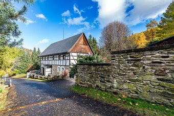 MALEBNÝ RODINNÝ DŮM V SRDCI ČESKÉHO STŘEDOHOŘÍ  ČEŘENIŠTĚ, M - 2