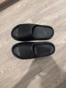 Yeezy slides - 2