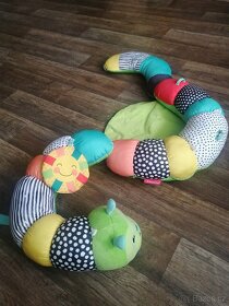 Infantino polštářek 2v1 housenka - 2