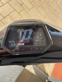 2021 Elektroskutr Super Soco cux - zánovní baterie, helma - 2