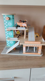 Dřevěná garáž s autíčky a výtahem - 2