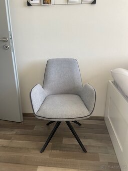 Světle šedé křeslo- téměř nové - 2