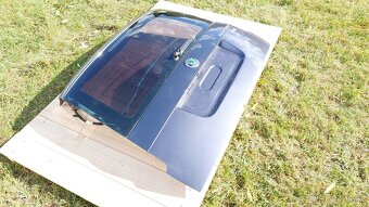 ŠKODA ROOMSTER– DVEŘE KUFRU ŠEDÉ - 2