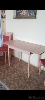 Rozkládací stůl a dvě kuchyňské židle - 2
