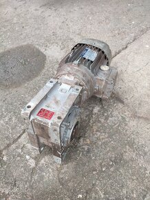 Elektromotor s převodovkou - 2