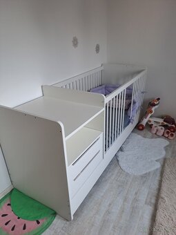 Bílá postýlka s příčkami a matrací a s přebalovacím pultem - 2
