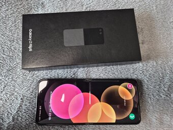 Samsung Galaxy Z Flip5 Graphite - 2