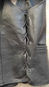 Kožená vesta na motorku, zapínání na karabiny. Nová - 2