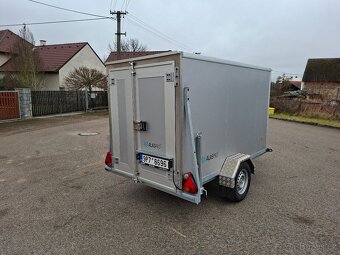 izolovaný skříňový přívěsný vozík - 2