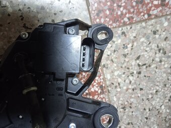 Motorek zadního stěrače Touran - 2