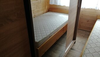 Dřevěná postel včetně matrace a roštu. - 2