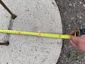 Prodám studniční betonový poklop průměr 80cm s “uchy” - 2