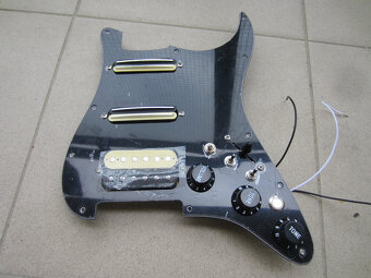 Stratocaster pickguard osazený 3 rozpínatelnými hambuckingy - 2