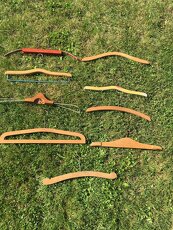 Stará dřevěná různá ramínka - 2