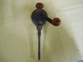 Historický nástroj na zabrušování ventilů - 2