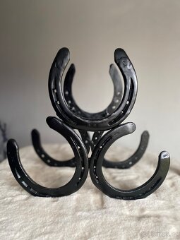 Stojan na víno z podkov - 2