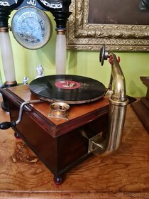 Starozitny gramofon na kluku rok 1920. - 2