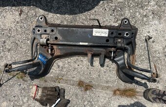 Ford fiesta Mk5 Nápravnice , rezerva , výztuha př. - 2