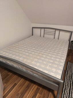 Kovová postel s matrací a dřevěným roštem - 2