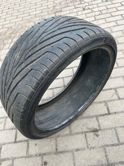 Pneu 225/35 R20 - 2