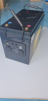Baterie Lifepo4 12v 200ah s vystupem na 12v zasuvku,USB nabi - 2