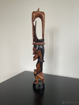 Ručně vyřezávaná dřevěná soška - 2