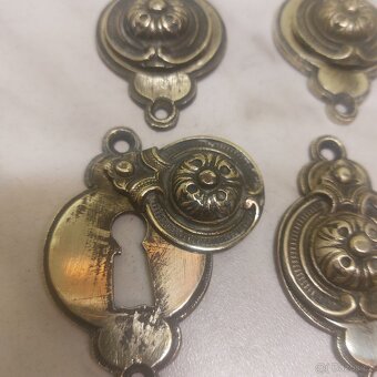 Staré zámkové krytky,čtyři kusy- mosaz. - 2
