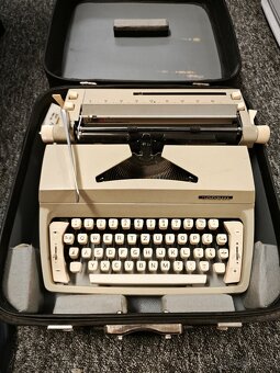 Kufříkový psací stroj Consul. - 2