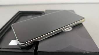 Samsung Galaxy S22 128GB Černý - Top stav, kompletní balení - 2