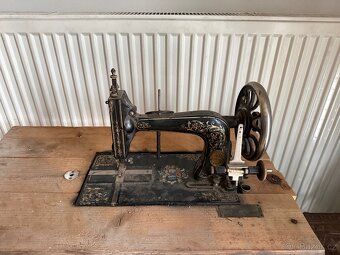 Starý šicí stroj - 2