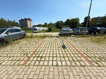 Prodej venkovního parkovacího stání v klidné části Milovic - 2