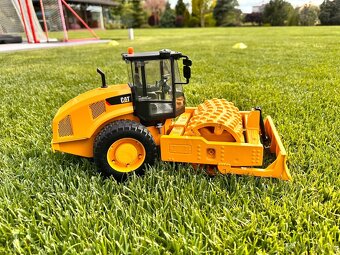 Bruder 2450 CAT Vibrační válec s radlicí - 2