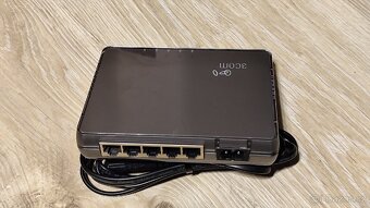 Pětiportový switch 3COM - 2