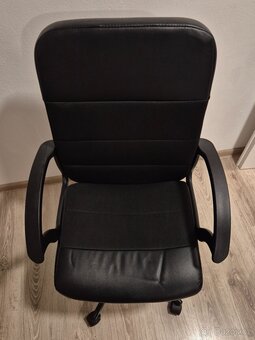 Psací stůl s kolečkovou židlí - 2
