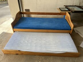 Dřevěná postel s přistýlkou - 2