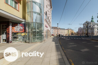 Obchodní dům s panoramatickým výtahem přímo na náměstí - 2