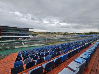 F1 VC Maďarsko - Hungaroring 2025 tribúna Grid 1 - 2