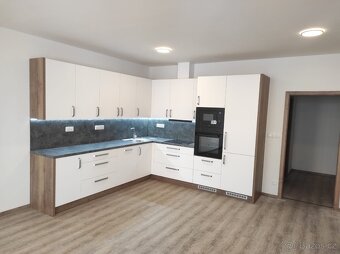 pronájem nově rekonstr.bytu 2+KK (72,4m+3,5m sklep) - 2