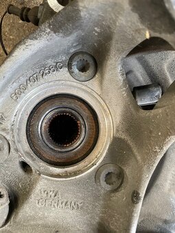 Těhlice pravá VW Passat B8 5Q0407258C - 2