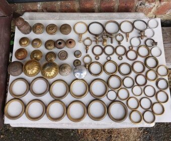 Starožitné mosazné krytky a kroužky. - 2