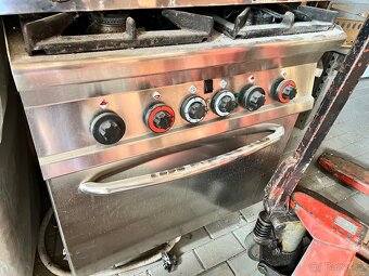 Plynový sporák s el troubou GN 2/1 top stav - 2