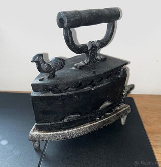 Starožitná litinová žehlička na uhlí s podložkou. - 2