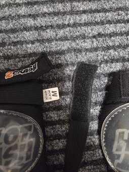 Chrániče na kolečkové brusle a další - dětské,černé vel. M. - 2