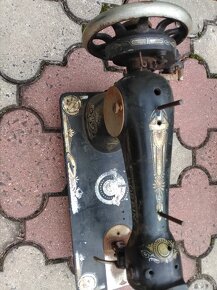 Staré šicí stroje, jenom torza - 2