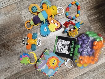 LAMAZE Značkové hračky pro kojence - 2