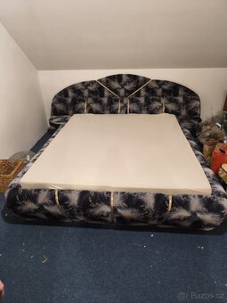 Velká manželská postel + molitan navíc. - 2