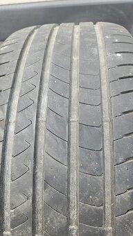 235/45R17 - 2