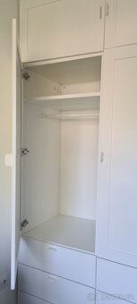 585 - 2x IKEA šatní skříně PLATSA + dveře SANNIDAL - 2