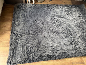 Dva kožešinové koberce 166x236cm a 61x120cm - 2